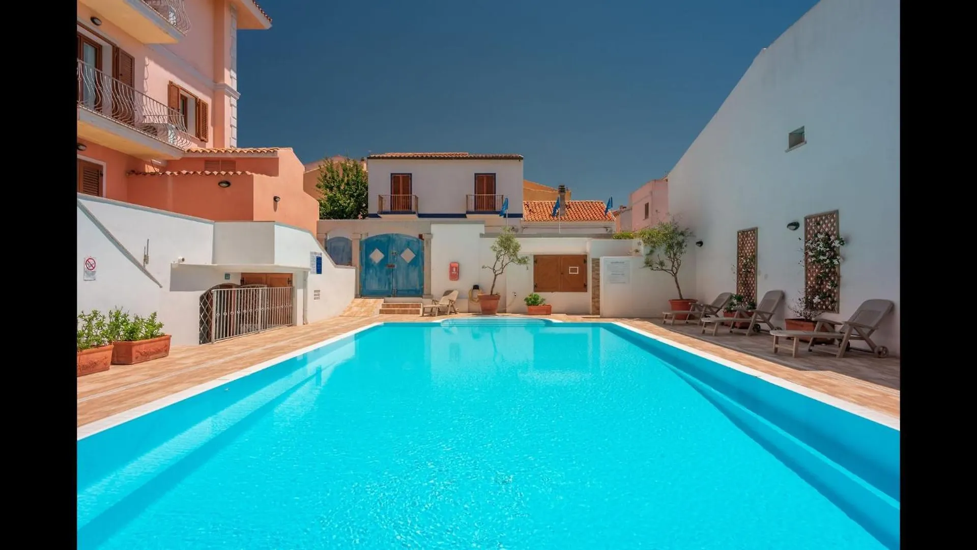 Apartment Relaxing Cristal Blu Studio Sleeps 4 Num1493 Santa Teresa Gallura Italy